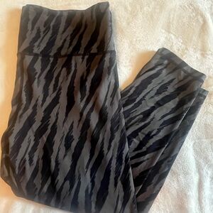 ZYIA Active LNT Hi-Rise Gray Sketch Capri 20” - size 14/16